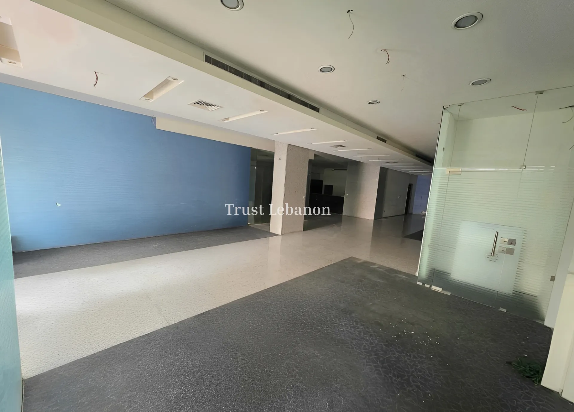 Showroom for rent in Horch Tabet