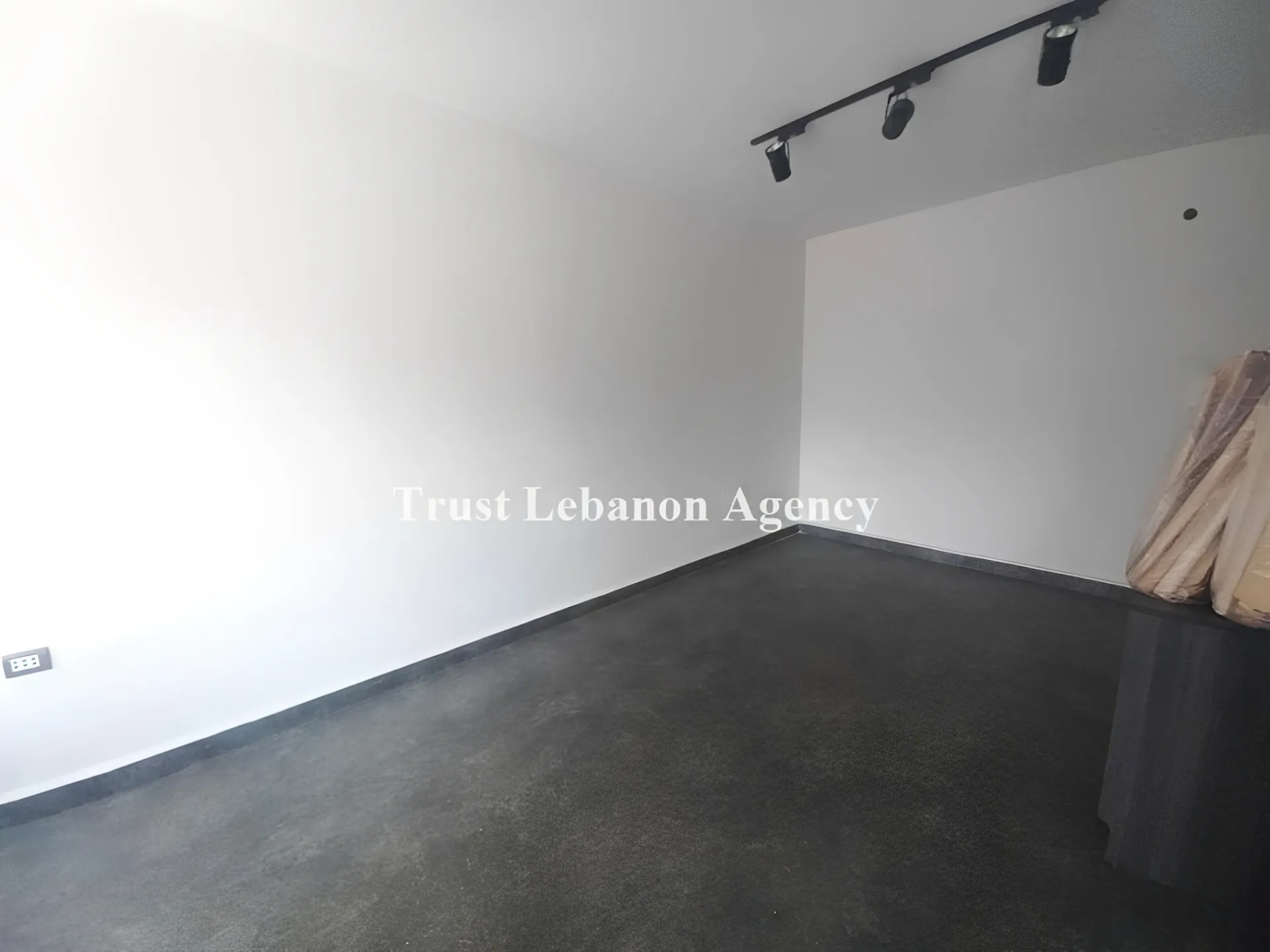 Office for sale in Metn, Antelias