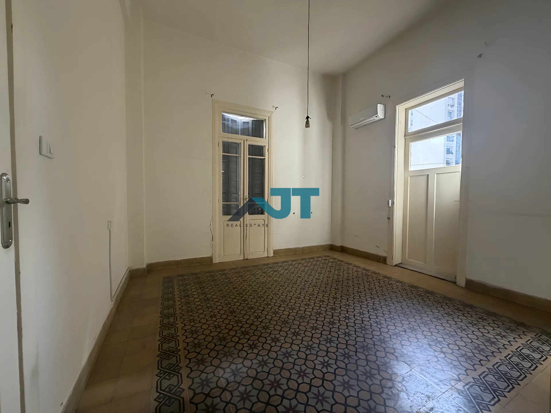 Apartment for rent in Caree d'or, achrafieh - 3 bed, 2.0 bath