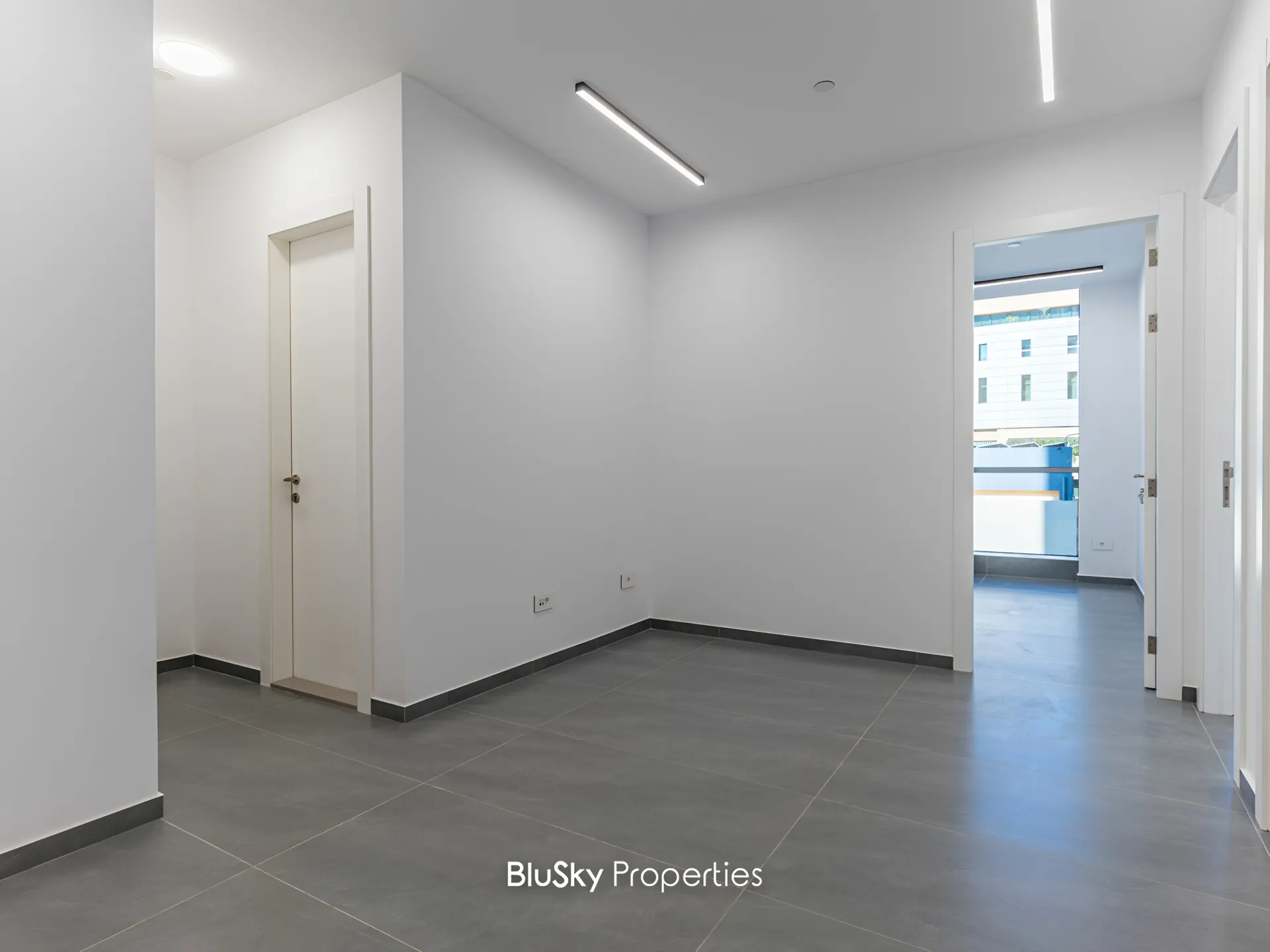Office for rent in Horch Tabet
