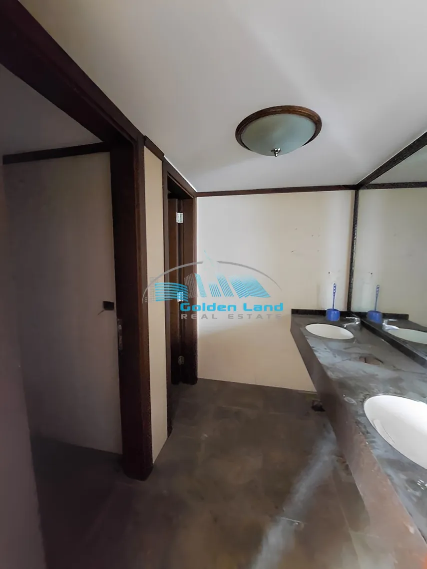 Showroom for rent in Dekwaneh