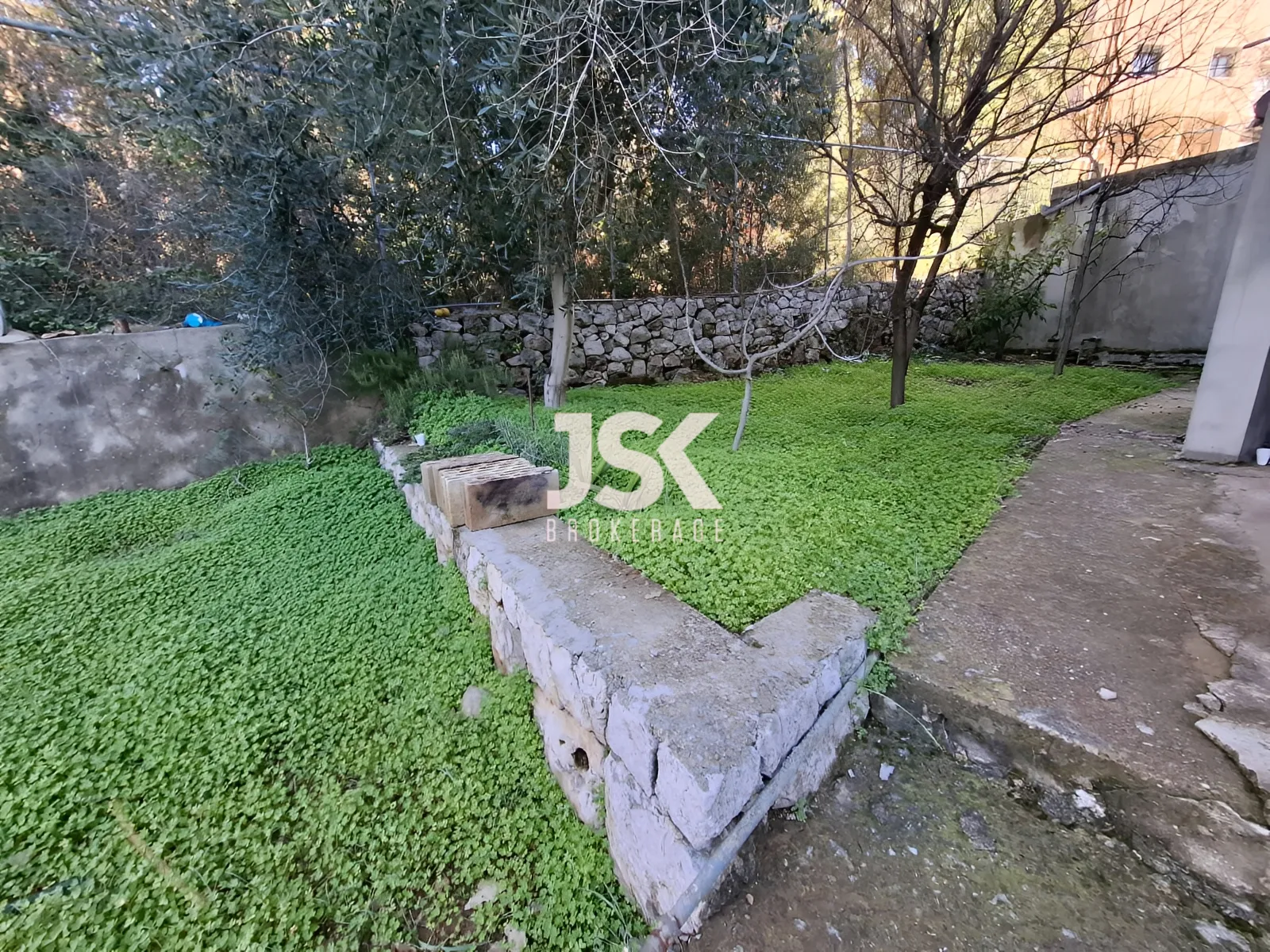 Building for Sale in Ballouneh