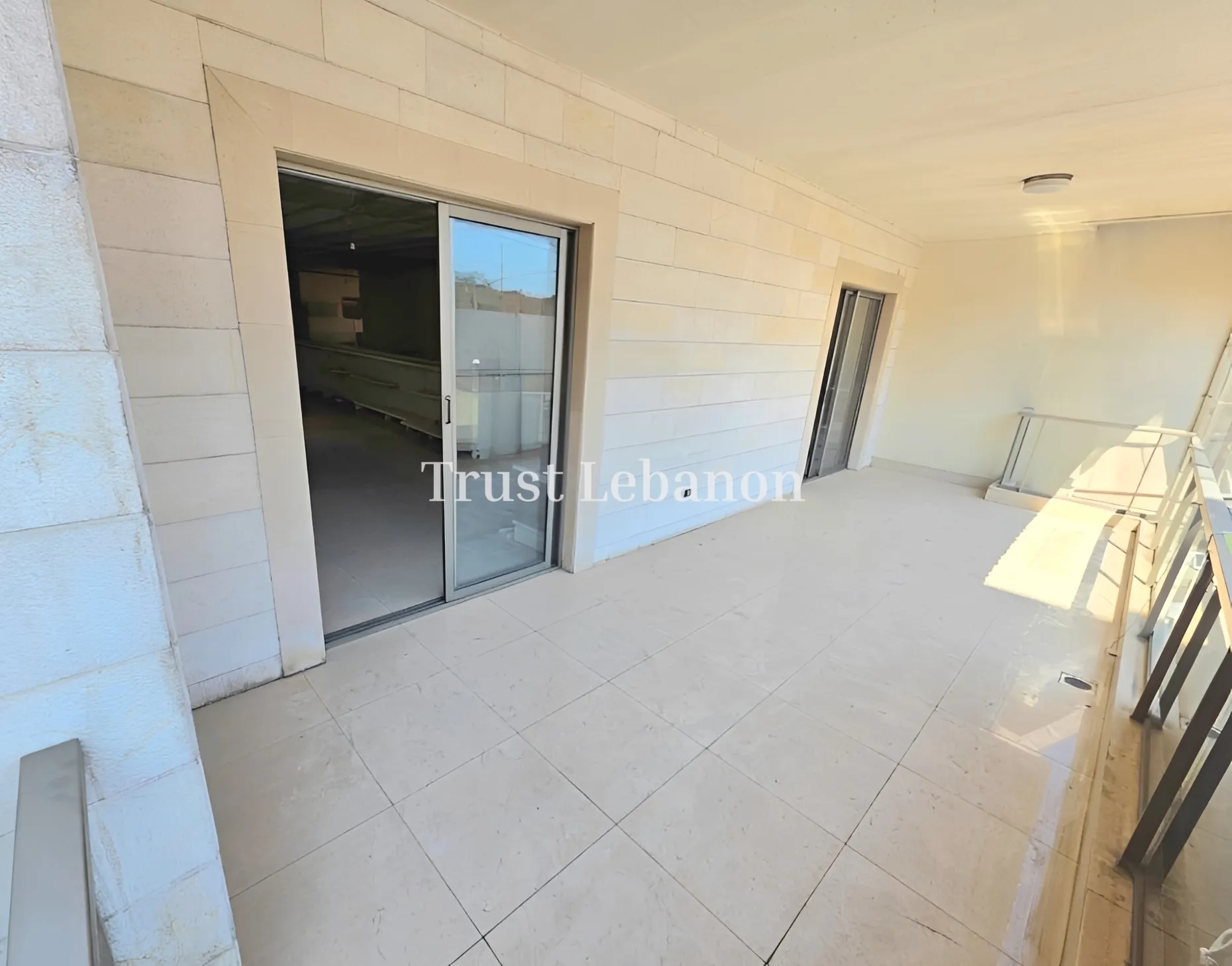 Showroom for rent in Hazmieh