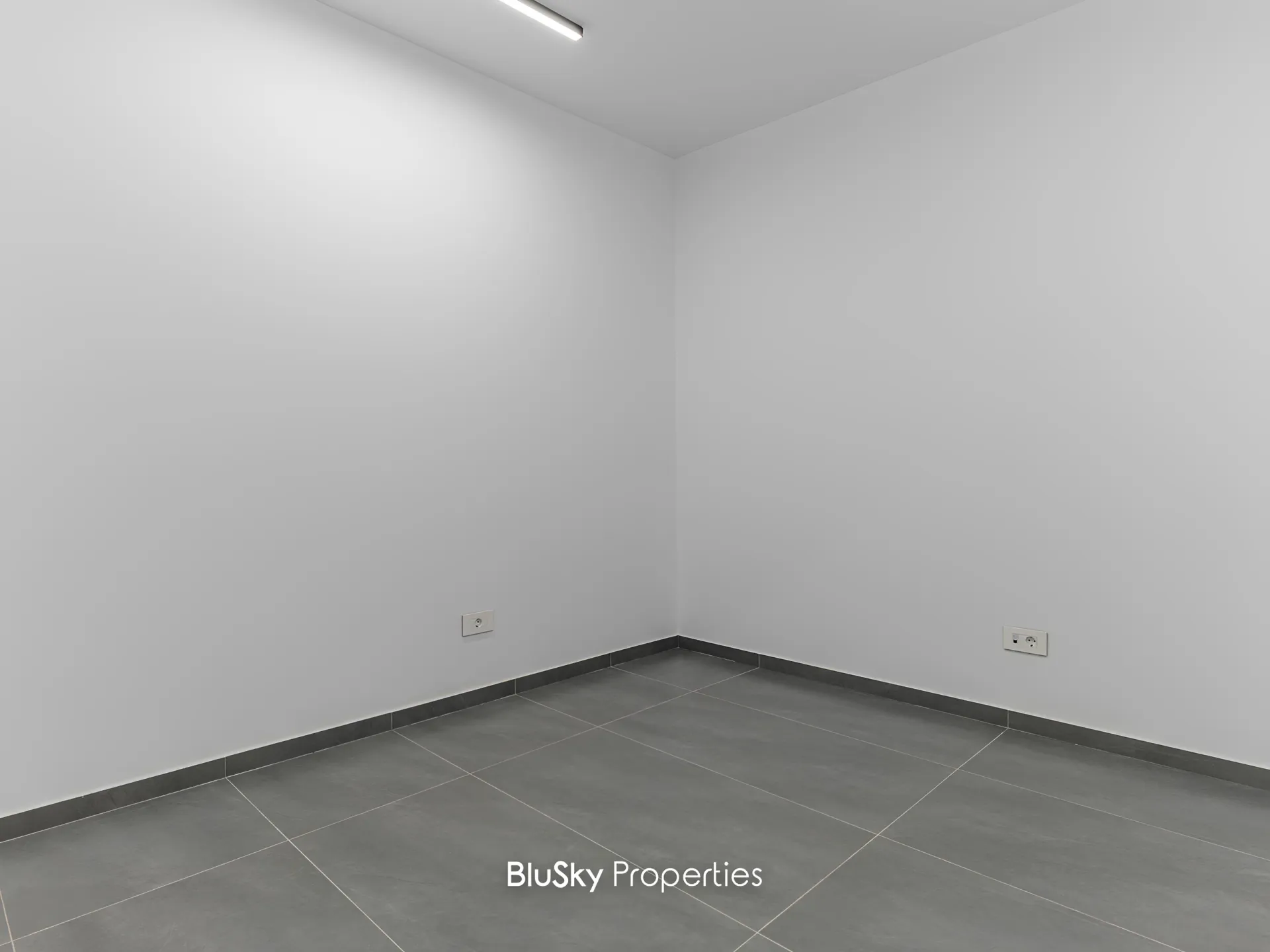 Office for rent in Horch Tabet
