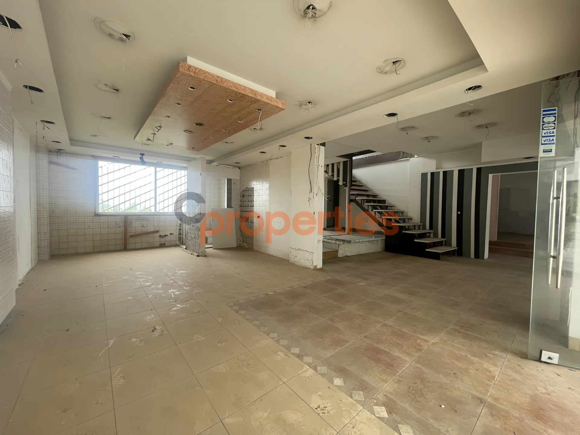Showroom for Rent in Rayfoun