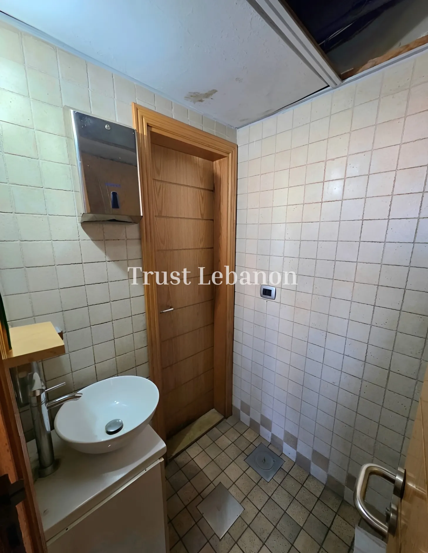 Office for sale in Forn El Chebbak