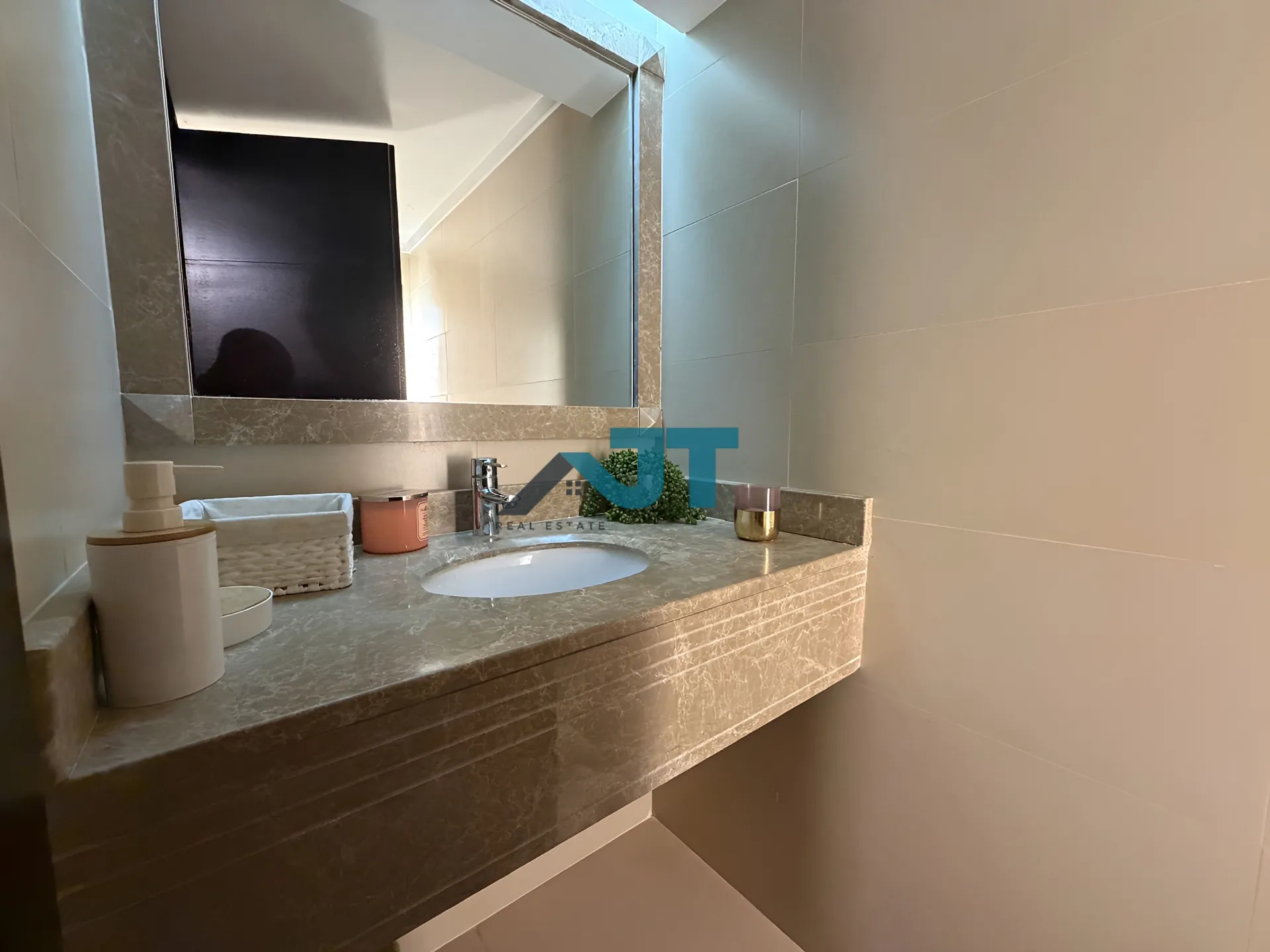 Apartment for rent in Ain el-mreisseh, beirut, lebanon